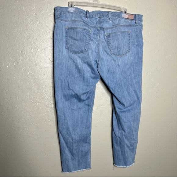 Triangle Curvy Fit Raw Hem Jeans - Picture 2 of 8